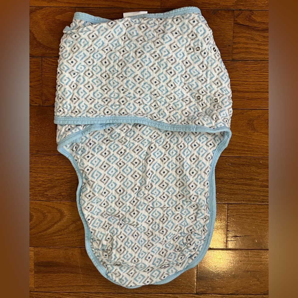 Aden + Anais Blue Grey Geometric Muslin Swaddle Small/Medium Snap Closures